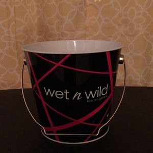 Wet and wild bucket